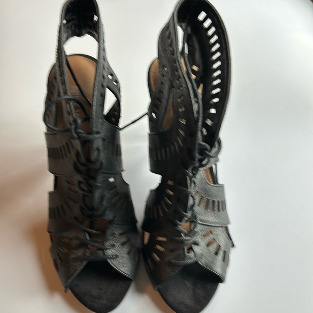 Nine West 4 inch heels laced up sandals black size 6